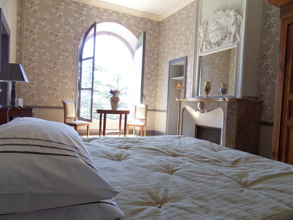 Chateau De Clermont-Saves Bed & Breakfast L'Isle-Jourdain  Room photo
