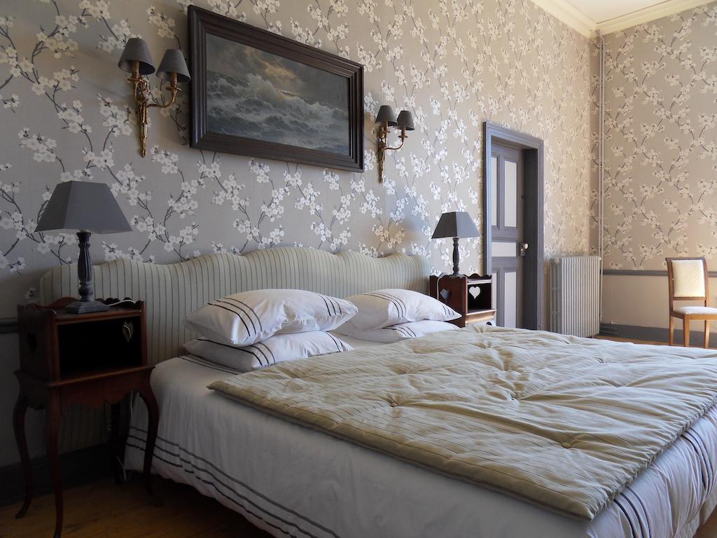 Chateau De Clermont-Saves Bed & Breakfast L'Isle-Jourdain  Room photo
