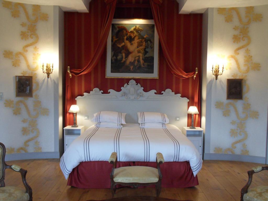 Chateau De Clermont-Saves Bed & Breakfast L'Isle-Jourdain  Room photo