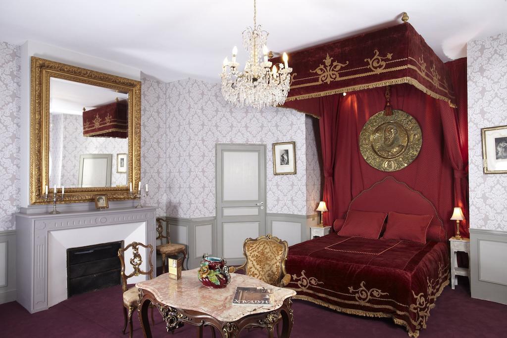 Chateau De Clermont-Saves Bed & Breakfast L'Isle-Jourdain  Room photo